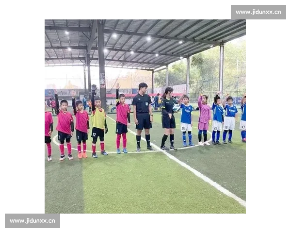 激情碰撞校园绿茵场 学校足球比赛激烈开赛展风采